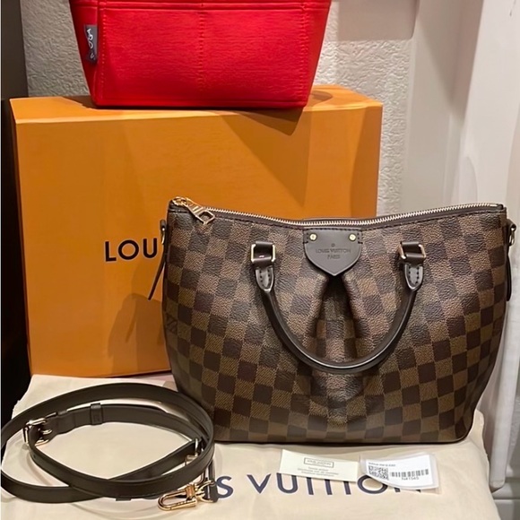 HOST PICKš„š„š„Authentic Louis Vuitton box, dust bag included - Picture 1 of 2
